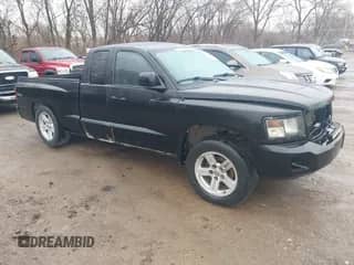 2010 Dodge Dakota Bighorn/Lonestar z VIN 1D7CW3BKXAS104194, wystawiony jako IAAI lot #41715084 z przebiegiem 188 981 mil mil oraz . Historia ofert i sprzedaży dostępna na DreamBid. Obrazek 1.