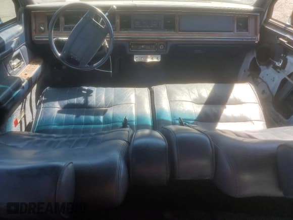 ✅ 1994 Lincoln Town Car Executive • VIN: 1LNLM81W2RY774196 • Lot: 71861995. Listed on Copart with 177,437 mi. Free auction sales archive from the USA and detailed vehicle history report at DreamBid. Image 8.