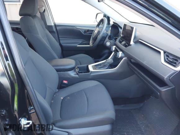 ✅ 2023 Toyota RAV4 LE • VIN: 2T3H1RFV3PC238729 • Lot: 43750403. Wystawiony na IAAI z przebiegiem 11 275 mil. Bezpłatny archiwum sprzedaży aukcyjnych z USA i szczegółowy raport historii pojazdu na DreamBid. Zdjęcie 5.