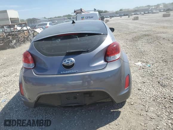 2016 Hyundai Veloster z VIN KMHTC6AD1GU274833, wystawiony jako Copart lot #69944604 z przebiegiem 130 427 mil mil oraz Czysty tytuł • Clean title. Historia ofert i sprzedaży dostępna na DreamBid. Obrazek 6.