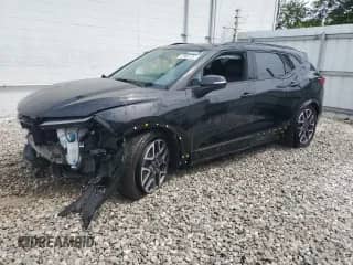 2025 Chevrolet Blazer RS z VIN 3GNKBERS7SS200462, wystawiony jako Copart lot #64218665 z przebiegiem 14 000 mil mil oraz Nie do naprawy • Non repairable. Historia ofert i sprzedaży dostępna na DreamBid. Obrazek 1.