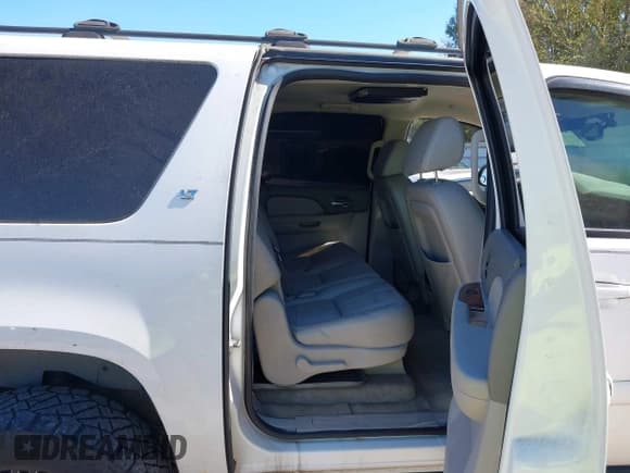 ✅ 2007 Chevrolet Suburban LT • VIN: 1GNFK16327J207447 • Lot: 43413942. Listed on IAAI with 244,947 mi. Free auction sales archive from the USA and detailed vehicle history report at DreamBid. Image 8.