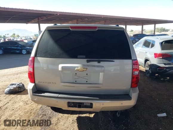 ✅ 2007 Chevrolet Suburban LT • VIN: 1GNFC16JX7J174161 • Lot: 43600044. Listed on IAAI with 155,047 mi. Free auction sales archive from the USA and detailed vehicle history report at DreamBid. Image 17.