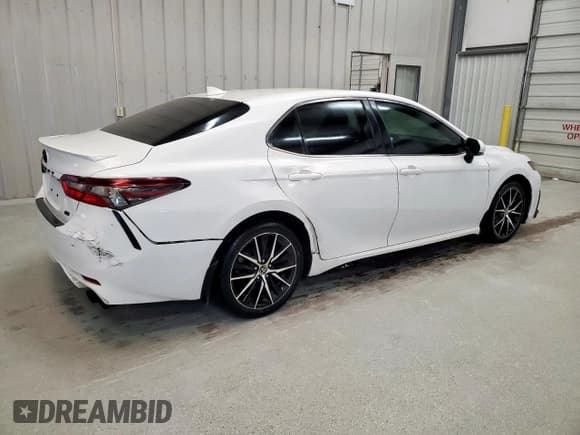 ✅ 2022 Toyota Camry SE • VIN: 4T1T11AK9NU669508 • Lot: 89701515. Wystawiony na Copart z przebiegiem 112 850 mil. Bezpłatny archiwum sprzedaży aukcyjnych z USA i szczegółowy raport historii pojazdu na DreamBid. Zdjęcie 3.