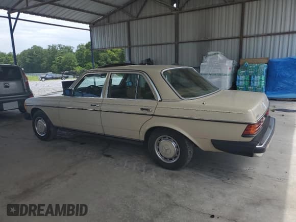 ✅ 1982 Mercedes-Benz 240 • VIN: WDBAB23A5CB334921 • Lot: 61423295. Wystawiony na Copart z przebiegiem 289 133 mil. Bezpłatny archiwum sprzedaży aukcyjnych z USA i szczegółowy raport historii pojazdu na DreamBid. Zdjęcie 2.
