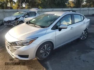 ✅ 2025 Nissan Versa SV • VIN: 3N1CN8EV9SL871232 • Lot: 91020665. Wystawiony na Copart z przebiegiem 2 574 mil. Bezpłatny archiwum sprzedaży aukcyjnych z USA i szczegółowy raport historii pojazdu na DreamBid. Zdjęcie 1.