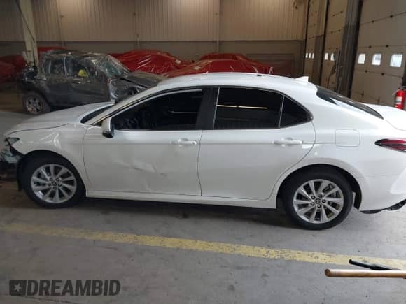 2022 Toyota Camry LE с VIN 4T1C11BK1NU054269, выставлен на аукционе IAAI как лот 41510460 с пробегом 60 997 миль миль и . История ставок и продаж доступна на DreamBid. Изображение 15.