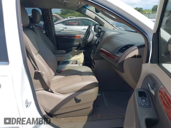 ✅ 2016 Chrysler Town & Country Touring L Anniversary Edition • VIN: 2C4RC1CG5GR190665 • Lot: 42573888. Wystawiony na IAAI z przebiegiem 160 528 mil. Bezpłatny archiwum sprzedaży aukcyjnych z USA i szczegółowy raport historii pojazdu na DreamBid. Zdjęcie 5.