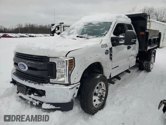 ✅ 2019 Ford F-550 • VIN: 1FD0X5HT1KEG79415 • Lot: 87912505. Wystawiony na Copart z przebiegiem 76 667 mil. Bezpłatny archiwum sprzedaży aukcyjnych z USA i szczegółowy raport historii pojazdu na DreamBid. Zdjęcie 1.
