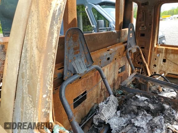 ✅ 2000 Ford F-550 • VIN: 1FDAF57S8YEC01694 • Лот: 56211855. Опубликован ранее на Copart с пробегом Не указан. Бесплатный доступ к архиву аукционных продаж из США и подробный отчёт об истории автомобиля на DreamBid. Изображение 10.