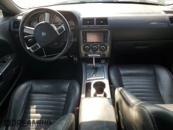 ✅ 2010 Dodge Challenger R/T Classic • VIN: 2B3CJ5DTXAH109642 • Lot: 68371894. Wystawiony na Copart z przebiegiem Nie podano. Bezpłatny archiwum sprzedaży aukcyjnych z USA i szczegółowy raport historii pojazdu na DreamBid. Zdjęcie 8.