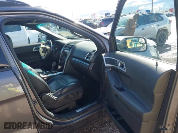 ✅ 2013 Ford Explorer Limited • VIN: 1FM5K8F85DGA50803 • Lot: 41643201. Wystawiony na IAAI z przebiegiem 125 589 mil. Bezpłatny archiwum sprzedaży aukcyjnych z USA i szczegółowy raport historii pojazdu na DreamBid. Zdjęcie 5.