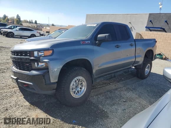 ✅ 2019 Chevrolet Silverado 1500 Custom Trail Boss • VIN: 1GCRYCEFXKZ355285 • Lot: 82586365. Wystawiony na Copart z przebiegiem 77 431 mil. Bezpłatny archiwum sprzedaży aukcyjnych z USA i szczegółowy raport historii pojazdu na DreamBid. Zdjęcie 1.