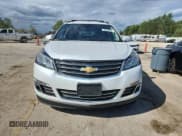 ✅ 2017 Chevrolet Traverse Premier • VIN: 1GNKVJKDXHJ318883 • Lot: 70765225. Wystawiony na Copart z przebiegiem 148 722 mil. Bezpłatny archiwum sprzedaży aukcyjnych z USA i szczegółowy raport historii pojazdu na DreamBid. Zdjęcie 5.