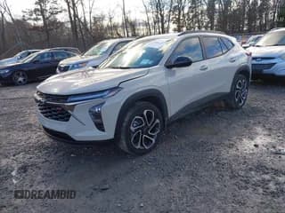 ✅ 2026 Chevrolet Trax 2RS • VIN: KL77LJEP1TC003216 • Лот: 43814903. Опубликован ранее на IAAI с пробегом 322 миль. Бесплатный доступ к архиву аукционных продаж из США и подробный отчёт об истории автомобиля на DreamBid. Изображение 2.