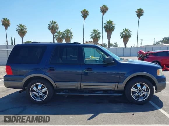 ✅ 2004 Ford Expedition Special Service • VIN: 1FMFU15L24LA19494 • Lot: 42749526. Wystawiony na IAAI z przebiegiem 260 950 mil. Bezpłatny archiwum sprzedaży aukcyjnych z USA i szczegółowy raport historii pojazdu na DreamBid. Zdjęcie 13.