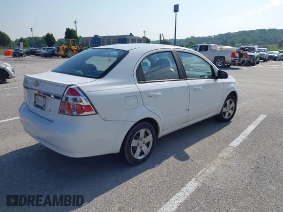 ✅ 2011 Chevrolet Aveo 1LT • VIN: KL1TD5DE2BB189883 • Lot: 42466289. Wystawiony na IAAI z przebiegiem 130 201 mil. Bezpłatny archiwum sprzedaży aukcyjnych z USA i szczegółowy raport historii pojazdu na DreamBid. Zdjęcie 4.