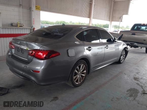 ✅ 2018 Infiniti Q70 Luxe • VIN: JN1BY1AP8JM180151 • Lot: 43332665. Wystawiony na IAAI z przebiegiem 115 837 mil. Bezpłatny archiwum sprzedaży aukcyjnych z USA i szczegółowy raport historii pojazdu na DreamBid. Zdjęcie 4.