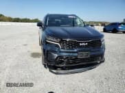 ✅ 2023 Kia Sorento EX • VIN: KNDRHDLG8P5176677 • Lot: 82618505. Wystawiony na Copart z przebiegiem Nie podano. Bezpłatny archiwum sprzedaży aukcyjnych z USA i szczegółowy raport historii pojazdu na DreamBid. Zdjęcie 13.