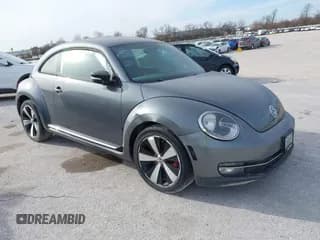 ✅ 2012 Volkswagen Beetle Turbo • VIN: 3VW467AT7CM623809 • Lot: 43741778. Wystawiony na IAAI z przebiegiem 74 679 mil. Bezpłatny archiwum sprzedaży aukcyjnych z USA i szczegółowy raport historii pojazdu na DreamBid. Zdjęcie 1.