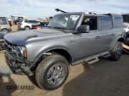 ✅ 2024 Ford Bronco Big Bend • VIN: 1FMDE7BH9RLA85832 • Лот: 86171994. Опубликован ранее на Copart с пробегом 1 196 миль. Бесплатный доступ к архиву аукционных продаж из США и подробный отчёт об истории автомобиля на DreamBid. Изображение 1.