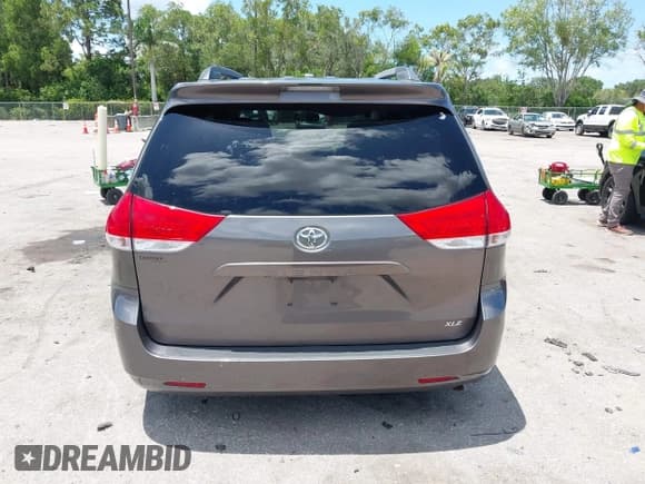 ✅ 2011 Toyota Sienna XLE AAS • VIN: 5TDYK3DC5BS045504 • Lot: 42587675. Listed on IAAI with 368,052 mi. Free auction sales archive from the USA and detailed vehicle history report at DreamBid. Image 16.