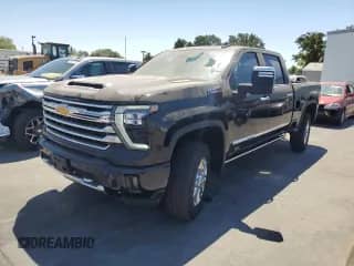 2024 Chevrolet Silverado 2500HD High Country с VIN 2GC4YRE71R1110187, выставлен на аукционе Copart как лот 67950315 с пробегом 34 257 миль миль и Списание • Salvage title. История ставок и продаж доступна на DreamBid. Изображение 1.