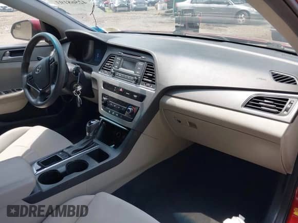 2016 Hyundai Sonata 2.4L z VIN 5NPE24AF0GH395112, wystawiony jako IAAI lot #42568193 z przebiegiem 103 612 mil mil oraz . Historia ofert i sprzedaży dostępna na DreamBid. Obrazek 5.