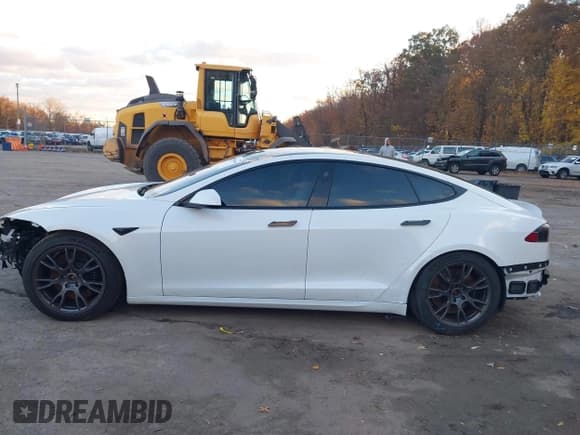 ✅ 2022 Tesla Model S • VIN: 5YJSA1E51NF471311 • Lot: 43680446. Wystawiony na IAAI z przebiegiem 58 632 mil. Bezpłatny archiwum sprzedaży aukcyjnych z USA i szczegółowy raport historii pojazdu na DreamBid. Zdjęcie 15.