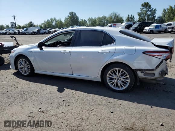 ✅ 2019 Toyota Camry Hybrid XLE • VIN: 4T1B21HK2KU513529 • Лот: 64731445. Опубликован ранее на Copart с пробегом 124 706 миль. Бесплатный доступ к архиву аукционных продаж из США и подробный отчёт об истории автомобиля на DreamBid. Изображение 2.