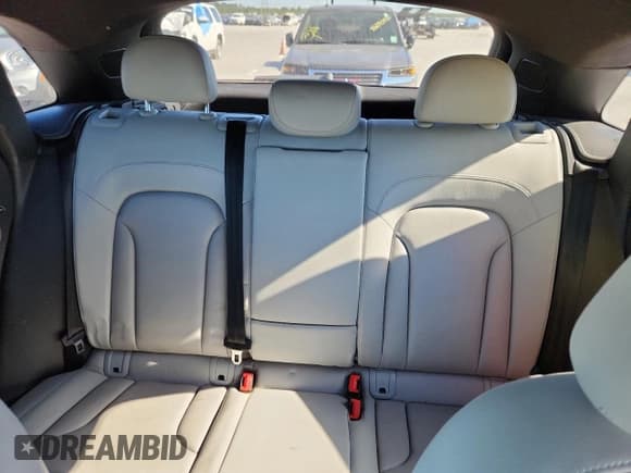 ✅ 2015 Audi Q3 Premium Plus • VIN: WA1EFCFS4FR012682 • Lot: 86318605. Wystawiony na Copart z przebiegiem 30 121 mil. Bezpłatny archiwum sprzedaży aukcyjnych z USA i szczegółowy raport historii pojazdu na DreamBid. Zdjęcie 10.