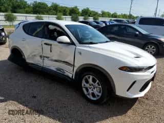 2024 Dodge Hornet R/T z VIN ZACPDFCW3R3A29786, wystawiony jako Copart lot #55097085 z przebiegiem 29 255 mil mil oraz Szkoda całkowita • Salvage title. Historia ofert i sprzedaży dostępna na DreamBid. Obrazek 4.