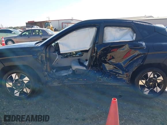 ✅ 2025 Hyundai Kona SEL • VIN: KM8HB3AB6SU307646 • Lot: 43621100. Listed on IAAI with 8,945 mi. Free auction sales archive from the USA and detailed vehicle history report at DreamBid. Image 13.