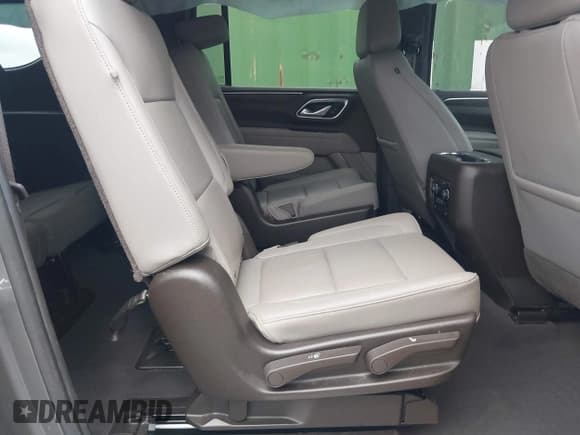 ✅ 2021 Chevrolet Suburban LT • VIN: 1GNSKCKD6MR400948 • Lot: 42625415. Wystawiony na IAAI z przebiegiem 92 589 mil. Bezpłatny archiwum sprzedaży aukcyjnych z USA i szczegółowy raport historii pojazdu na DreamBid. Zdjęcie 8.