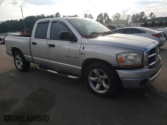 2006 Dodge 1500 SLT z VIN 1D7HA18296J101851, wystawiony jako Copart lot #73174324 z przebiegiem 178 868 mil mil oraz Czysty tytuł • Clean title. Historia ofert i sprzedaży dostępna na DreamBid. Obrazek 4.