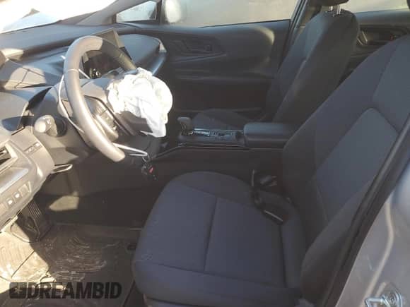 2024 Toyota Prius LE z VIN JTDACAAU1R3016805, wystawiony jako Copart lot #72000485 z przebiegiem 27 120 mil mil oraz Szkoda całkowita • Salvage title. Historia ofert i sprzedaży dostępna na DreamBid. Obrazek 7.