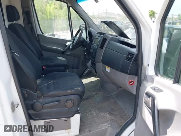 ✅ 2014 Mercedes-Benz Sprinter Cargo • VIN: WD3PE7DC5E5826652 • Лот: 41674834. Опубликован ранее на IAAI с пробегом 213 675 миль. Бесплатный доступ к архиву аукционных продаж из США и подробный отчёт об истории автомобиля на DreamBid. Изображение 5.