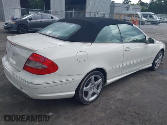 ✅ 2007 Mercedes-Benz CLK 550 • VIN: WDBTK72G37T076197 • Lot: 42646406. Wystawiony na IAAI z przebiegiem 150 421 mil. Bezpłatny archiwum sprzedaży aukcyjnych z USA i szczegółowy raport historii pojazdu na DreamBid. Zdjęcie 4.