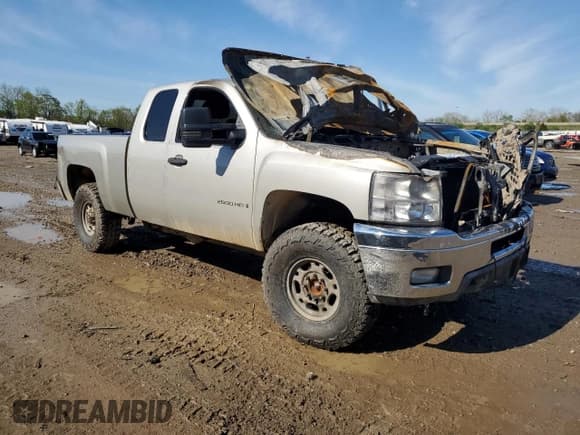 ✅ 2008 Chevrolet Silverado 2500HD 1LT • VIN: 1GCHK29698E172784 • Lot: 56011495. Wystawiony na Copart z przebiegiem Nie podano. Bezpłatny archiwum sprzedaży aukcyjnych z USA i szczegółowy raport historii pojazdu na DreamBid. Zdjęcie 4.