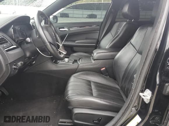 ✅ 2019 Chrysler 300 S • VIN: 2C3CCABT5KH639186 • Lot: 68371165. Wystawiony na Copart z przebiegiem 117 448 mil. Bezpłatny archiwum sprzedaży aukcyjnych z USA i szczegółowy raport historii pojazdu na DreamBid. Zdjęcie 7.