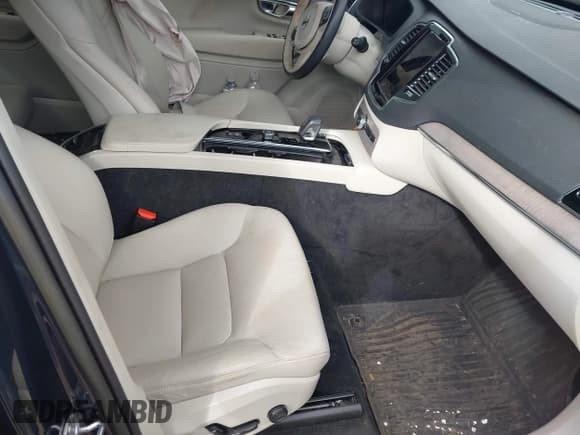 ✅ 2023 Volvo XC90 Plus • VIN: YV4L12PN3P1961295 • Lot: 43534777. Wystawiony na IAAI z przebiegiem Nie podano. Bezpłatny archiwum sprzedaży aukcyjnych z USA i szczegółowy raport historii pojazdu na DreamBid. Zdjęcie 5.