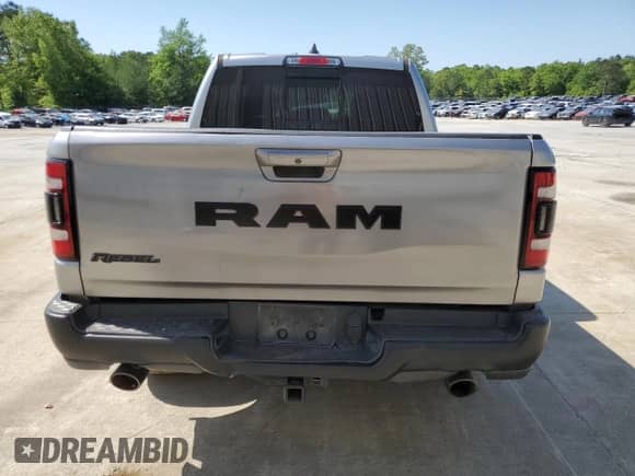 2020 Ram 1500 Rebel z VIN 1C6RRELT0LN303553, wystawiony jako Copart lot #53488355 z przebiegiem 110 673 mil mil oraz Szkoda całkowita • Salvage title. Historia ofert i sprzedaży dostępna na DreamBid. Obrazek 6.