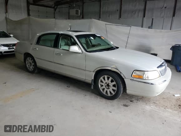 ✅ 2006 Lincoln Town Car Signature Limited • VIN: 1LNHM82VX6Y647333 • Lot: 64834215. Listed on Copart with 197,409 mi. Free auction sales archive from the USA and detailed vehicle history report at DreamBid. Image 4.
