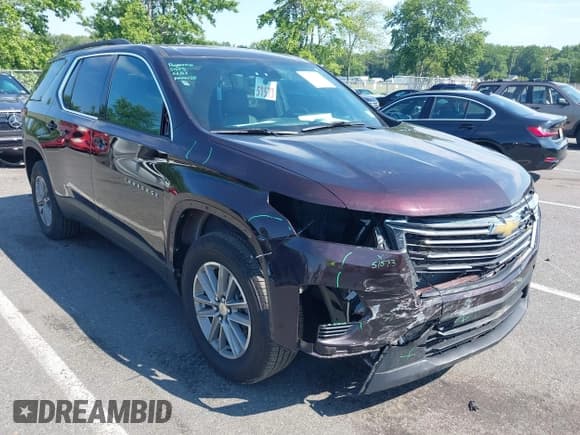 ✅ 2022 Chevrolet Traverse LT • VIN: 1GNEVHKW1NJ123001 • Lot: 42672210. Wystawiony na IAAI z przebiegiem 39 196 mil. Bezpłatny archiwum sprzedaży aukcyjnych z USA i szczegółowy raport historii pojazdu na DreamBid. Zdjęcie 1.