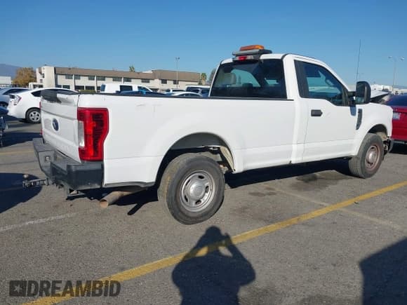 ✅ 2017 Ford F-250 XL • VIN: 1FTBF2A63HEC15991 • Lot: 43639974. Listed on IAAI with 122,367 mi. Free auction sales archive from the USA and detailed vehicle history report at DreamBid. Image 4.