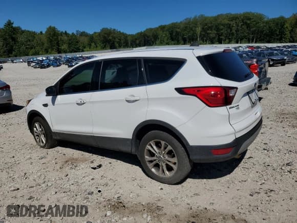 ✅ 2019 Ford Escape SE • VIN: 1FMCU9GD5KUA43755 • Lot: 70180195. Wystawiony na Copart z przebiegiem 141 728 mil. Bezpłatny archiwum sprzedaży aukcyjnych z USA i szczegółowy raport historii pojazdu na DreamBid. Zdjęcie 2.