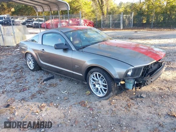 ✅ 2005 Ford Mustang GT Deluxe • VIN: 1ZVHT82H055193169 • Lot: 43420929. Wystawiony na IAAI z przebiegiem 79 443 mil. Bezpłatny archiwum sprzedaży aukcyjnych z USA i szczegółowy raport historii pojazdu na DreamBid. Zdjęcie 1.
