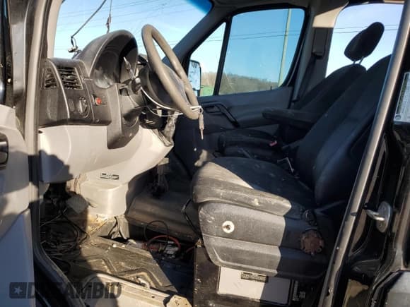 ✅ 2014 Mercedes-Benz Sprinter Passenger • VIN: WDZPE7CC9E5825043 • Lot: 42571505. Wystawiony na Copart z przebiegiem 178 182 mil. Bezpłatny archiwum sprzedaży aukcyjnych z USA i szczegółowy raport historii pojazdu na DreamBid. Zdjęcie 7.