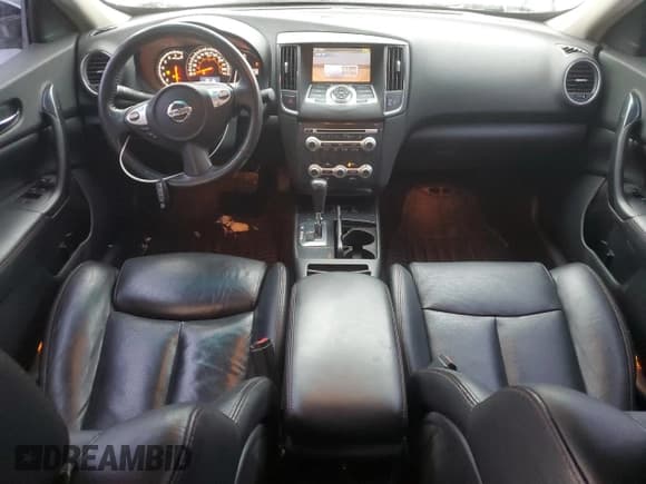 ✅ 2013 Nissan Maxima S • VIN: 1N4AA5AP5DC815833 • Lot: 92368435. Wystawiony na Copart z przebiegiem 178 450 mil. Bezpłatny archiwum sprzedaży aukcyjnych z USA i szczegółowy raport historii pojazdu na DreamBid. Zdjęcie 8.