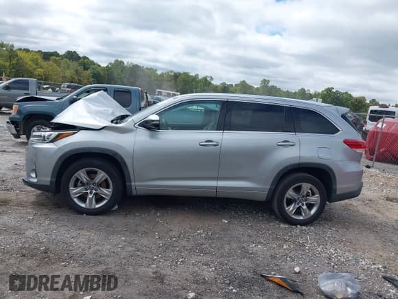 ✅ 2018 Toyota Highlander Limited Platinum • VIN: 5TDYZRFH3JS283082 • Lot: 43339719. Wystawiony na IAAI z przebiegiem 48 268 mil. Bezpłatny archiwum sprzedaży aukcyjnych z USA i szczegółowy raport historii pojazdu na DreamBid. Zdjęcie 15.